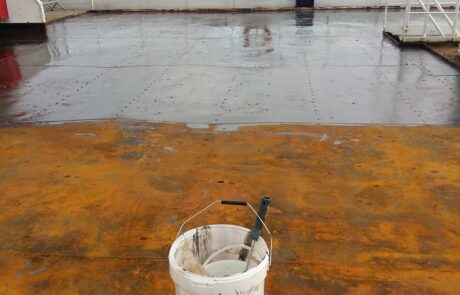 applicazione fondo anticorrosivo su ponte nave