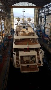 yacht in lavorazione cantiere