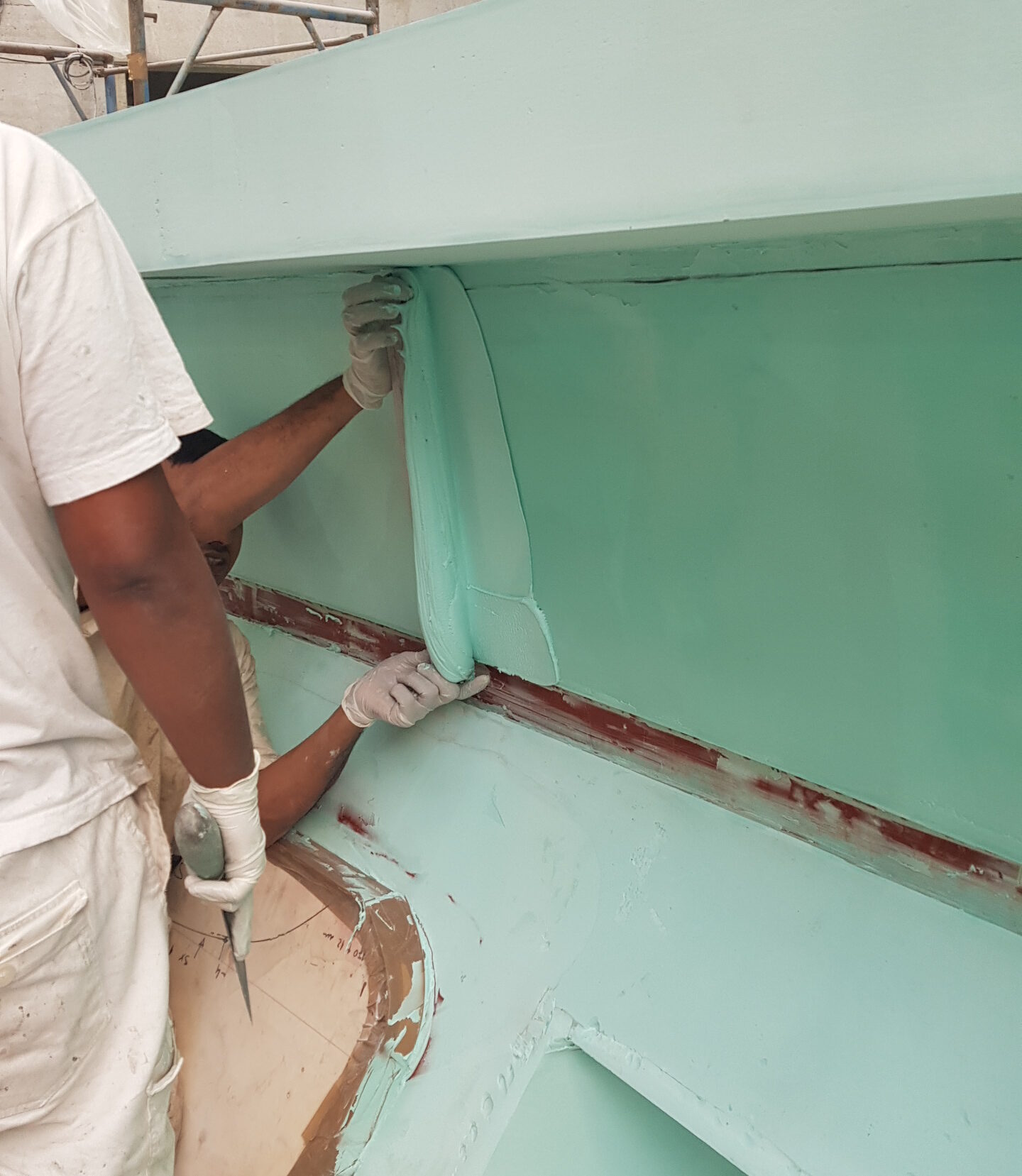 applicazione di stucco su yacht