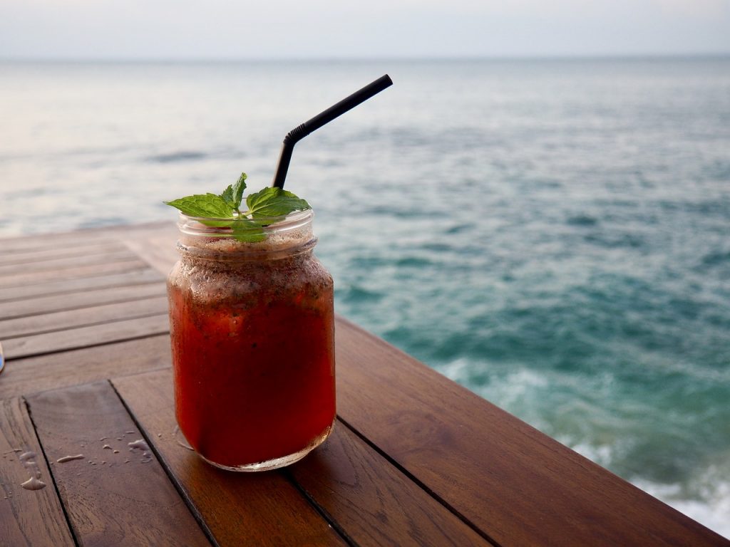 ferie, vacanze e cocktail in riva al mare 2021