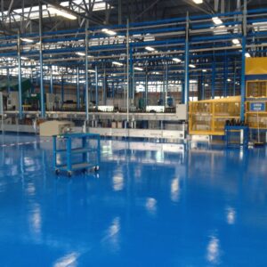 Applicazione di RV 660 DUREPOX FLOOR blu su pavimento industriali interno