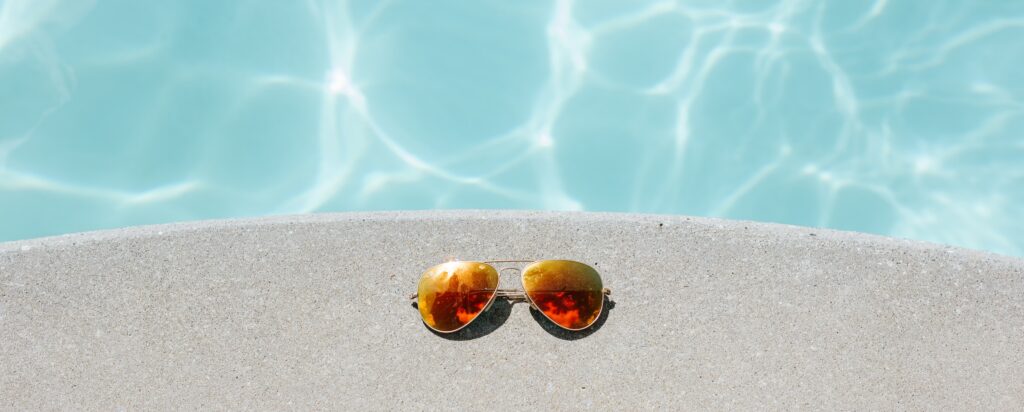 occhiali da sole a bordo piscina