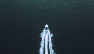 ripresa dall'alto di yacht in navigazione